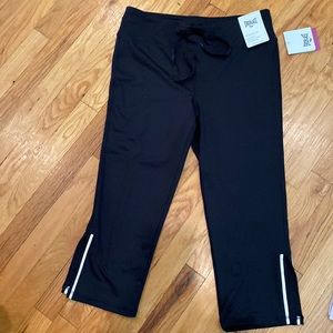 Everlast NWT relaxed fit capri length. Side slits with gray.